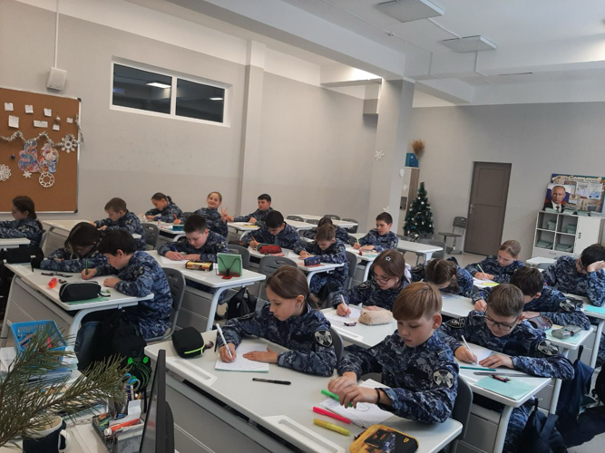 В Чебоксарах кадеты подготовили открытки росгвардейцам, находящимся в зоне СВО