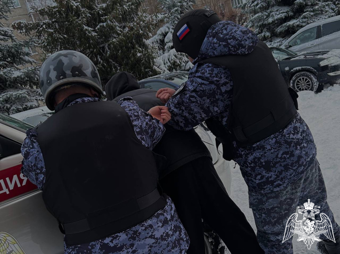 В Чебоксарах росгвардейцы задержали мужчину, который находился в оперативном розыске