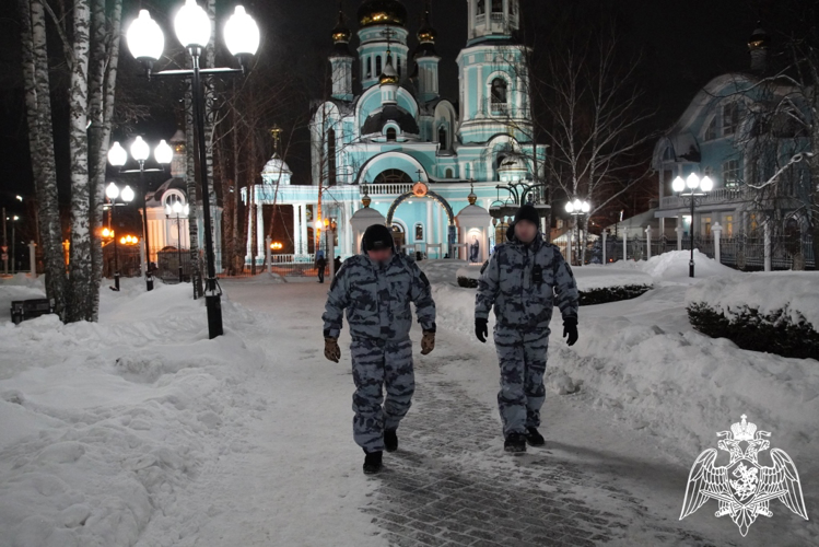 В Чебоксарах сотрудники Росгвардии приняли участие в обеспечении безопасности граждан в Рождественскую ночь 