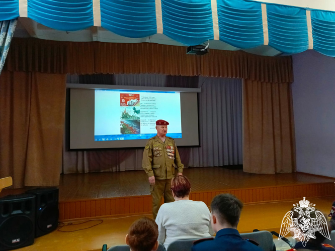 Ветеран СОБР провел для чебоксарских кадет урок мужества, посвященный дню памяти воинов-интернационалистов