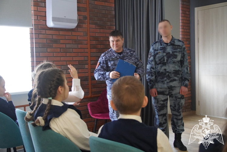В Чебоксарах офицеры Росгвардии провели урок мужества в преддверии  Дня защитника Отечества