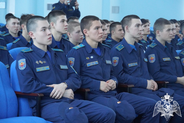 Росгвардеец провел профориентационную беседу с кадетами
