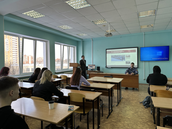 Офицер Росгвардии провел «круглый стол» с будущими журналистами