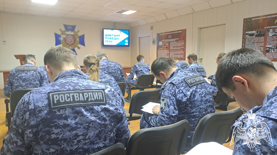 В Чебоксарах росгвардейцы присоединились к всероссийской акции «Диктант Победы»