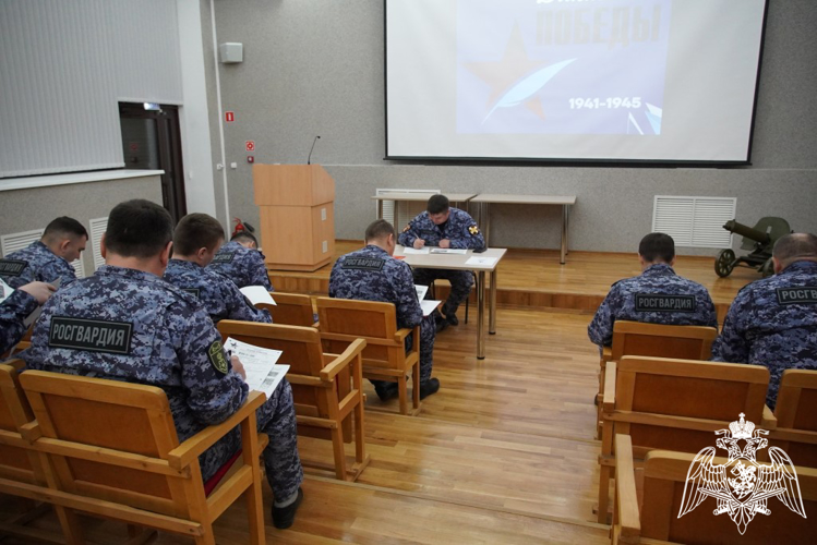 В Чебоксарах росгвардейцы присоединились к всероссийской акции «Диктант Победы»