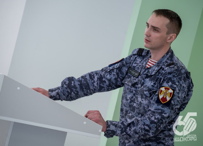 Военнослужащий Росгвардии провел в чебоксарской школе урок, посвященной Международному дню освобождения узников фашистских концлагерей