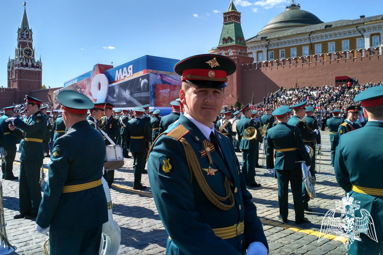 В Международный день тубы и в преддверии Дня Победы военный музыкант оркестра «Волжские берега» рассказал о своем инструменте