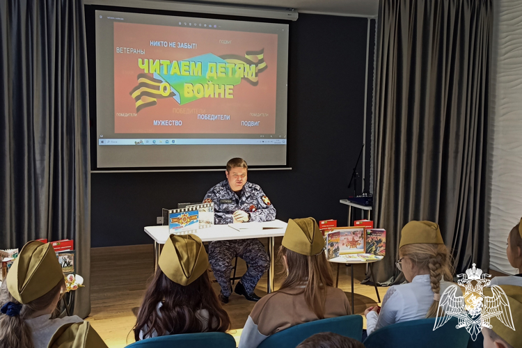 Офицер Росгвардии провел акцию «Читаем детям о войне» для чебоксарских школьников