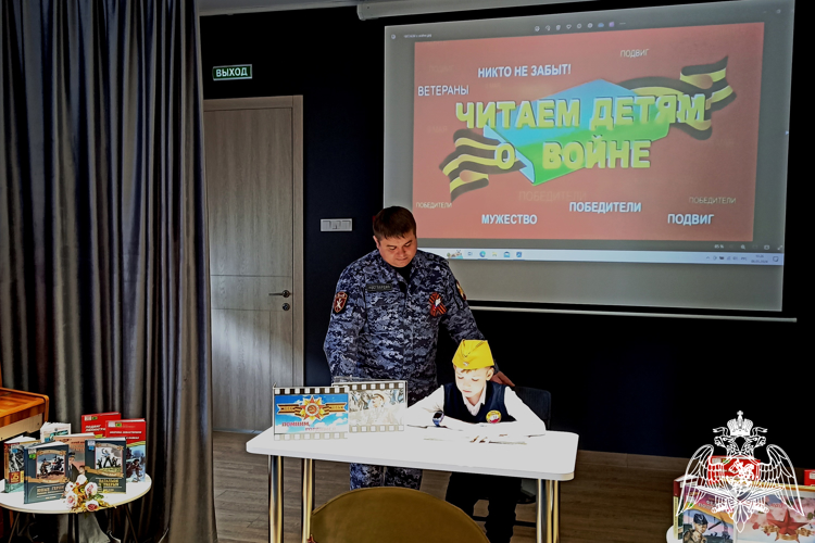 Офицер Росгвардии провел акцию «Читаем детям о войне» для чебоксарских школьников