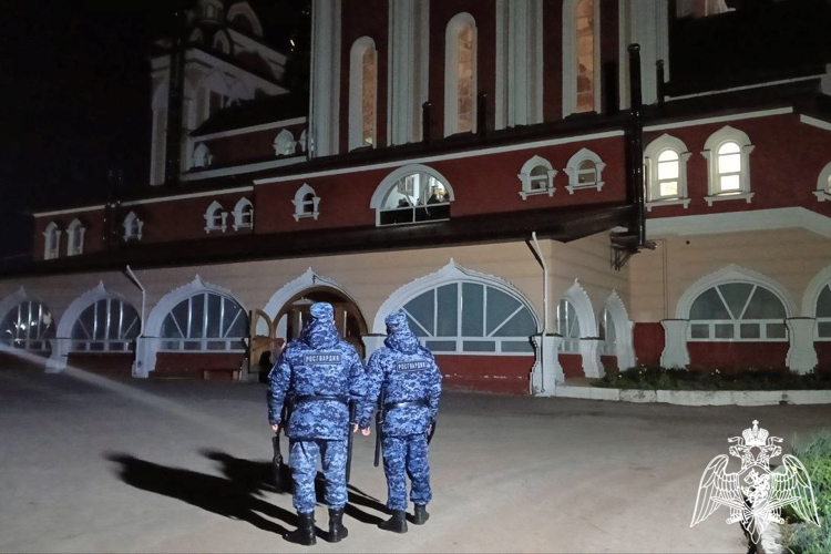 Росгвардейцы приняли участие в обеспечении безопасности граждан во время пасхальных богослужений в храмах Чебоксар