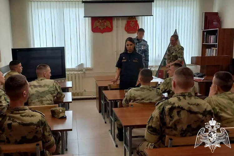 Сотрудники ОМОН и вневедомственной охраны Росгвардии рассказали военнослужащим по призыву службе в различных подразделениях ведомства