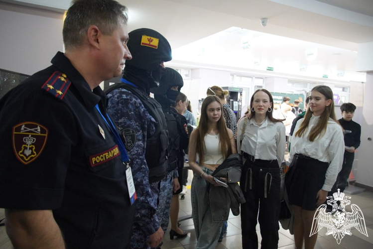 Росгвардейцы рассказали чебоксарцам о службе в ведомстве на Всероссийской «Ярмарке вакансий»
