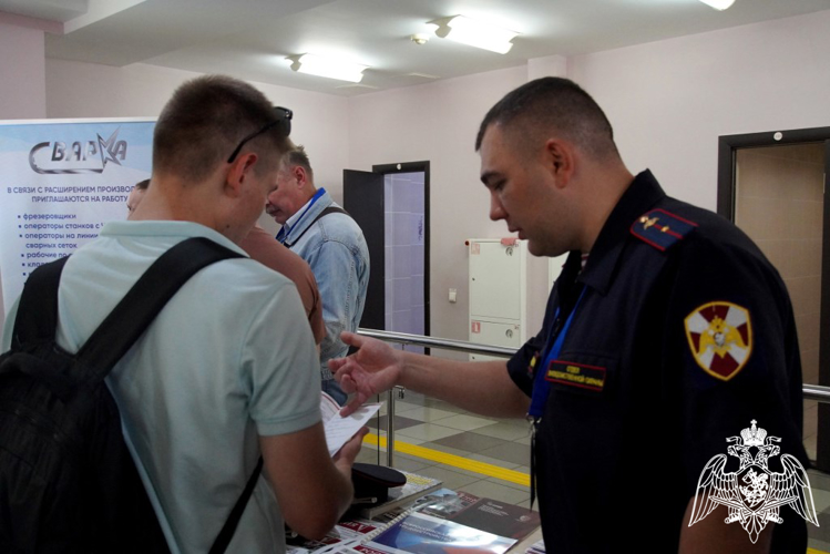 Росгвардейцы рассказали чебоксарцам о службе в ведомстве на Всероссийской «Ярмарке вакансий»