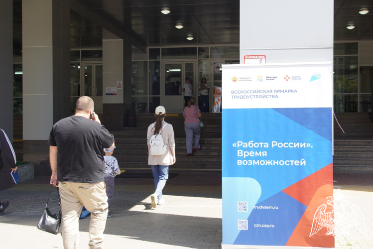 Росгвардейцы рассказали чебоксарцам о службе в ведомстве на Всероссийской «Ярмарке вакансий»