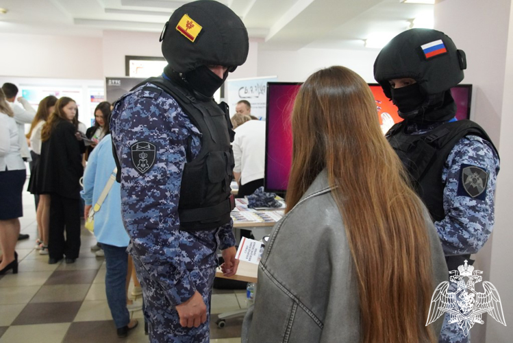 Росгвардейцы рассказали чебоксарцам о службе в ведомстве на Всероссийской «Ярмарке вакансий»