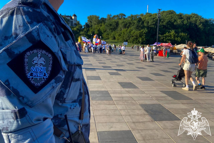 В Чебоксарах росгвардейцы обеспечили общественную безопасность во время празднования Дня семьи, любви и верности