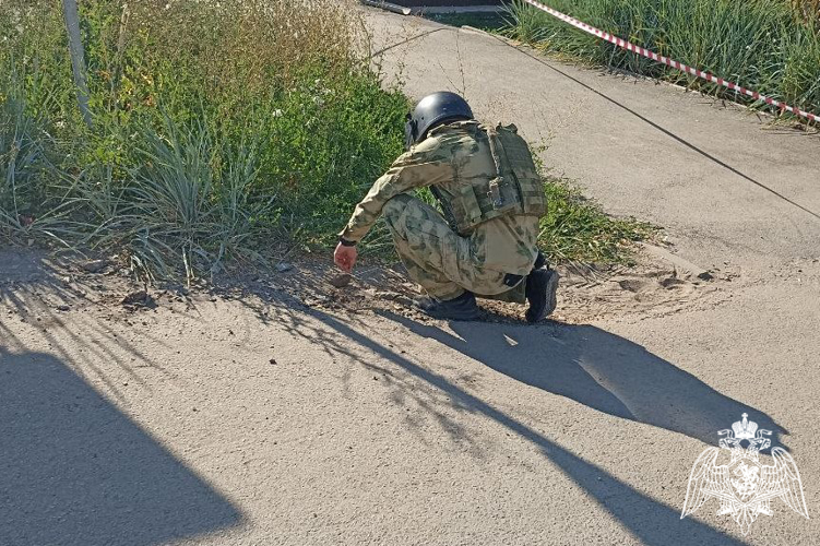 Взрывотехники ОМОН «Сувар» Управления Росгвардии по Чувашской Республике – Чувашии обследовали найденную в городе Алатырь гранату