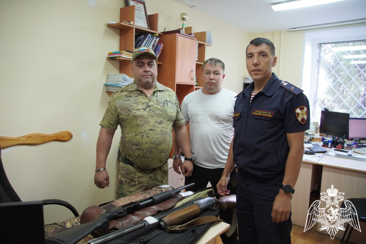 В Чебоксарах сотрудники Росгвардии передали оружие для нужд батальона «Атал» (видео)