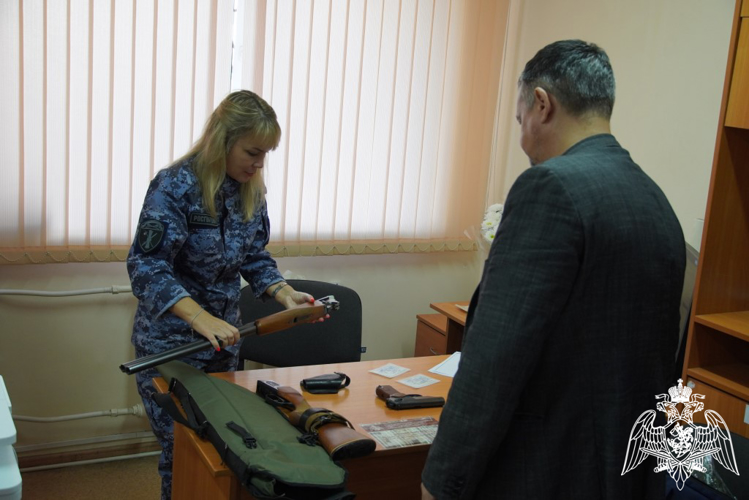 В Чебоксарах сотрудники Росгвардии передали оружие для нужд батальона «Атал» (видео)