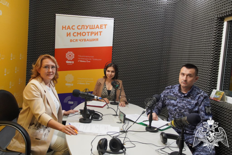 На национальном радио Чувашии состоялся прямой эфир программы «В эфире Росгвардия»