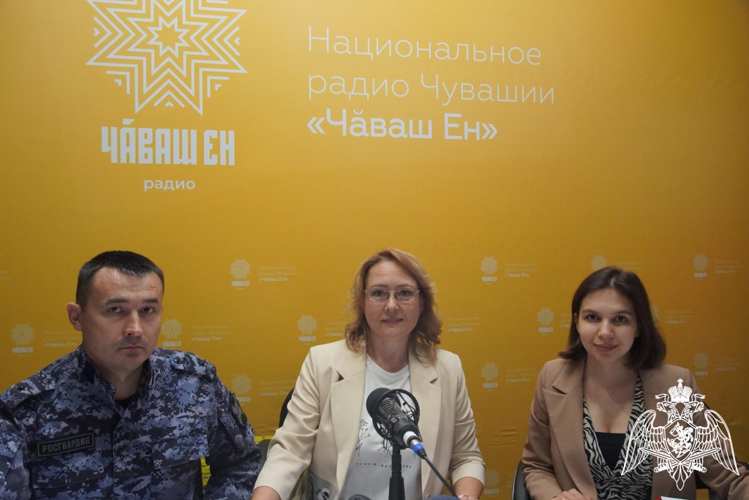 На национальном радио Чувашии состоялся прямой эфир программы «В эфире Росгвардия»