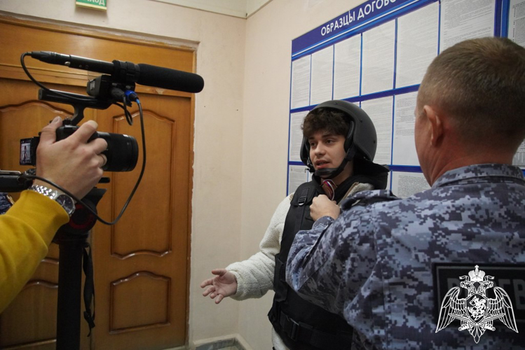 Ко Дню вневедомственной охраны журналисты ГТРК «Чувашия» попробовали себя в роли бойцов Росгвардии (видео)