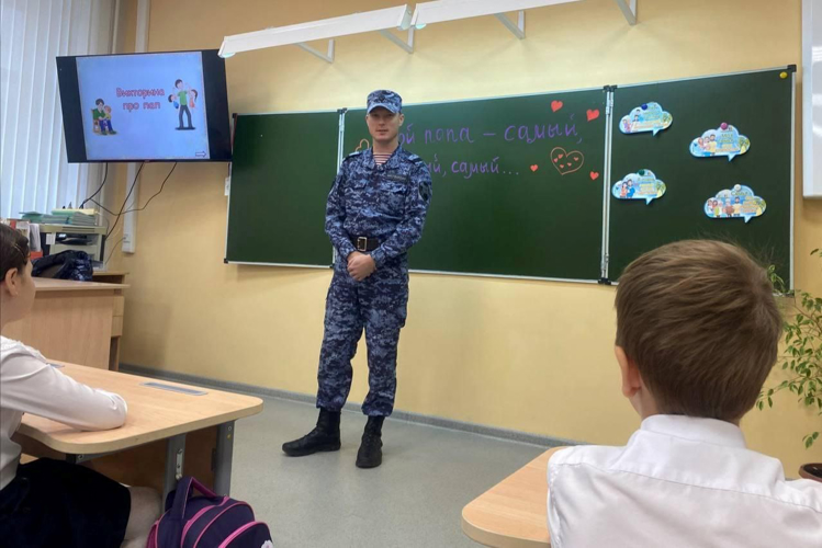 В преддверии Дня отца сотрудники Росгвардии провели тематические мероприятия в детских садах и школах Чувашии