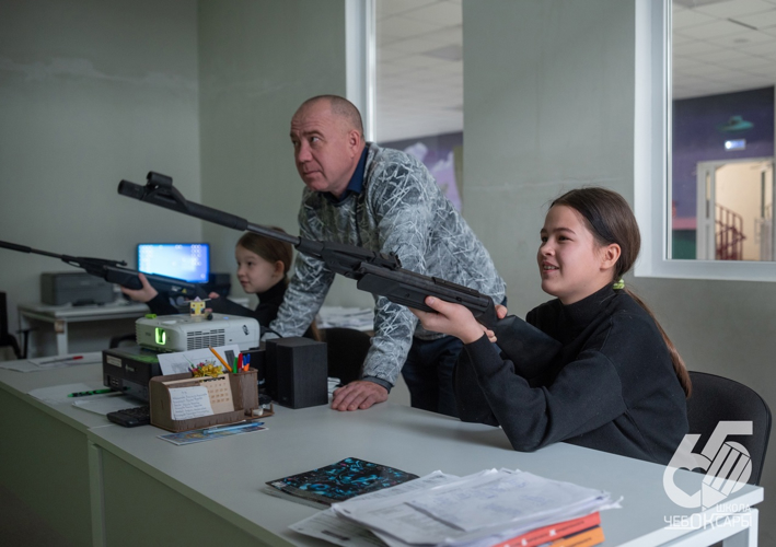Ученики очередного класса чебоксарской школы готовятся надеть форму юных росгвардейцев