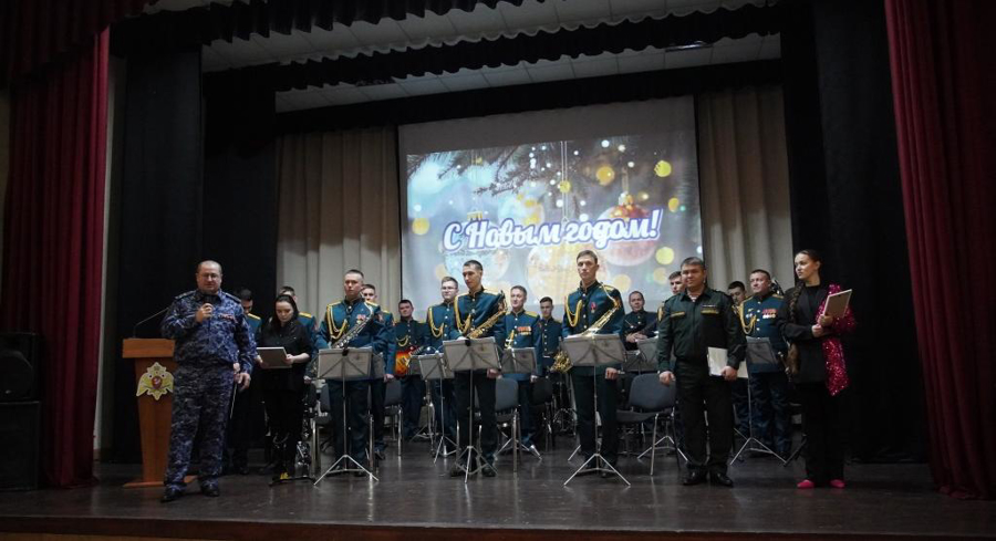 Военный оркестр регионального Управления Росгвардии «Волжские берега» выступил с новогодним концертом 