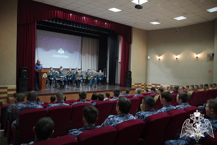 Военный оркестр регионального Управления Росгвардии «Волжские берега» выступил с новогодним концертом 