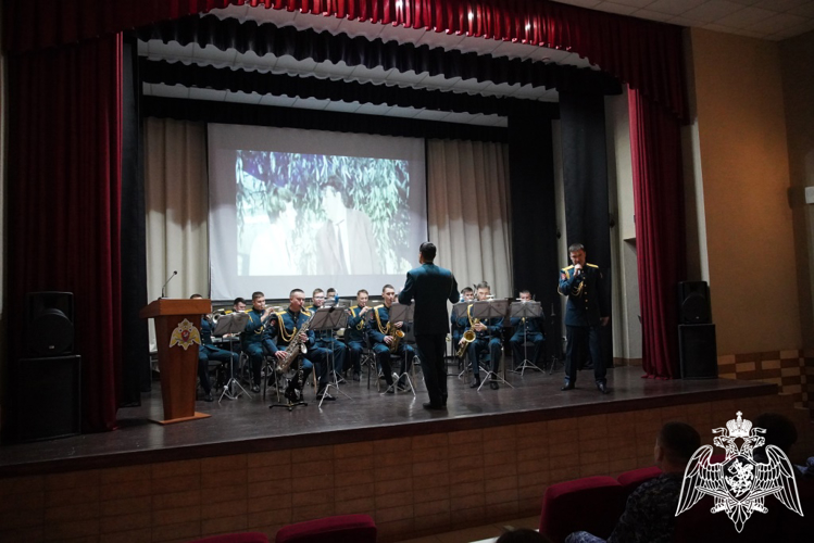 Военный оркестр регионального Управления Росгвардии «Волжские берега» выступил с новогодним концертом 