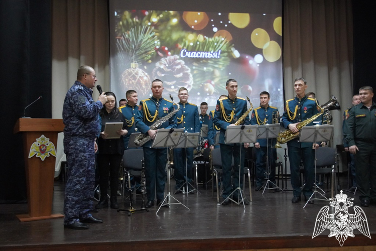 Военный оркестр регионального Управления Росгвардии «Волжские берега» выступил с новогодним концертом 