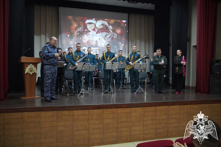 Военный оркестр регионального Управления Росгвардии «Волжские берега» выступил с новогодним концертом 