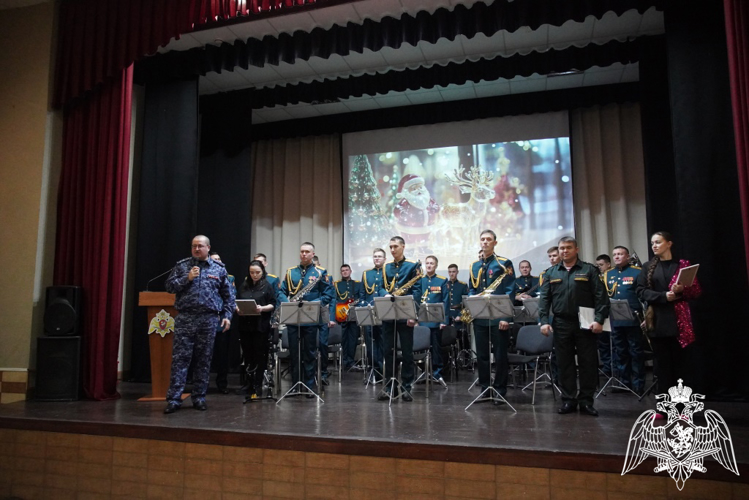 Военный оркестр регионального Управления Росгвардии «Волжские берега» выступил с новогодним концертом 