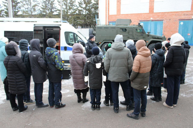 Сотрудники ОМОН «Сувар» провели экскурсию для чебоксарских школьников