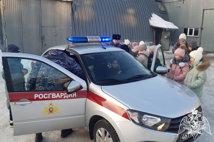Чебоксарские школьники поздравили сотрудников Росгвардии с наступающим Новым годом