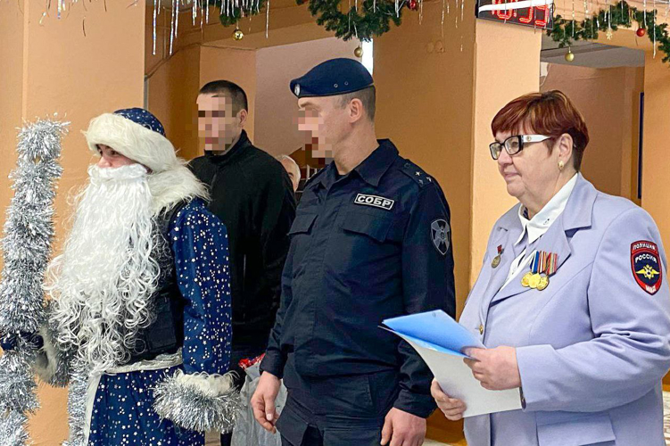 «Дед Мороз специального назначения» поздравляет детей Чувашии