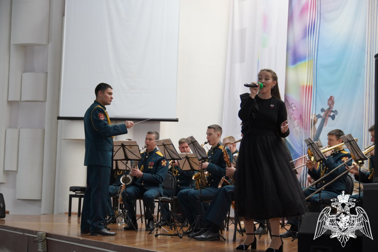 Военный оркестр «Волжские берега» провел патриотический концерт в Новочебоксарске