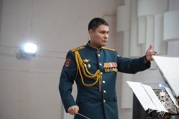 Военный оркестр «Волжские берега» провел патриотический концерт в Новочебоксарске