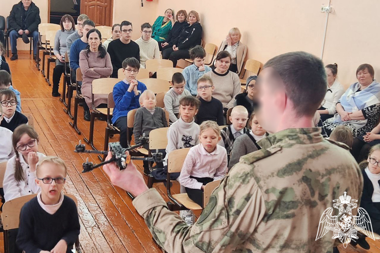 Сотрудники ОМОН «Сувар» провели встречу с учащимися Чебоксарской школы-интерната для детей с ограниченными возможностями здоровья