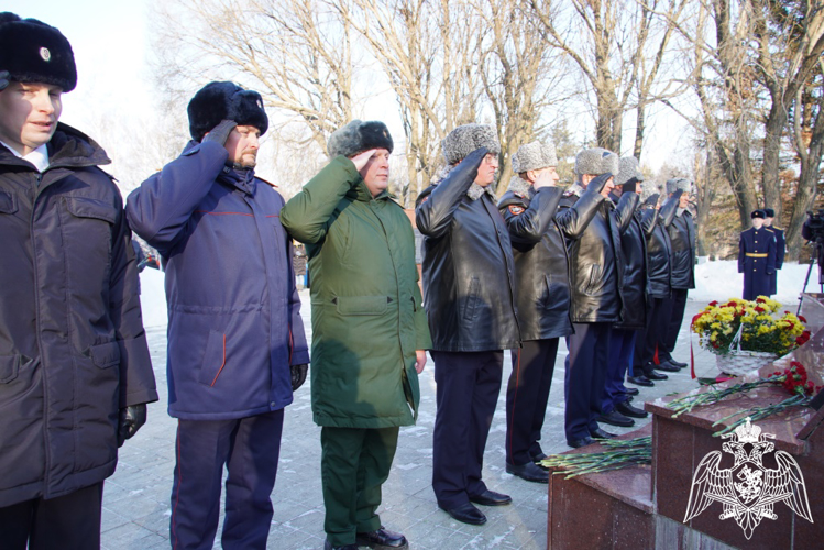 В День защитника Отечества начальник управления Росгвардии по Чувашии принял участие в торжественном мероприятии в Мемориальном комплексе «Победа»