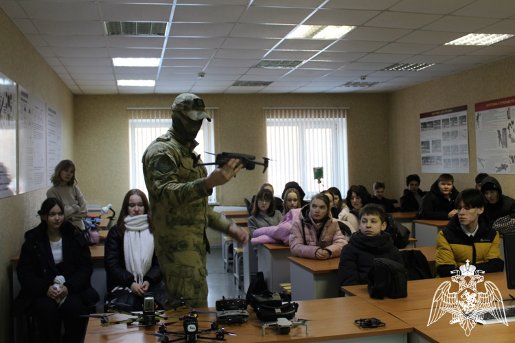 В преддверии Дня защитника Отечества школьники Чебоксар посетили базу ОМОН «Сувар» 