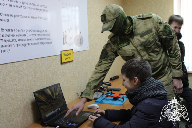 В преддверии Дня защитника Отечества школьники Чебоксар посетили базу ОМОН «Сувар» 