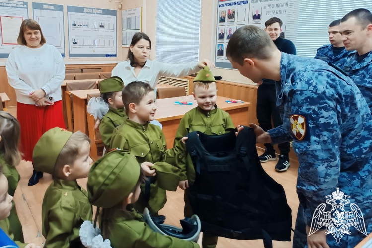 В Шумерле воспитанники детского сада поздравили сотрудников Росгвардии с Днем защитника Отечества
