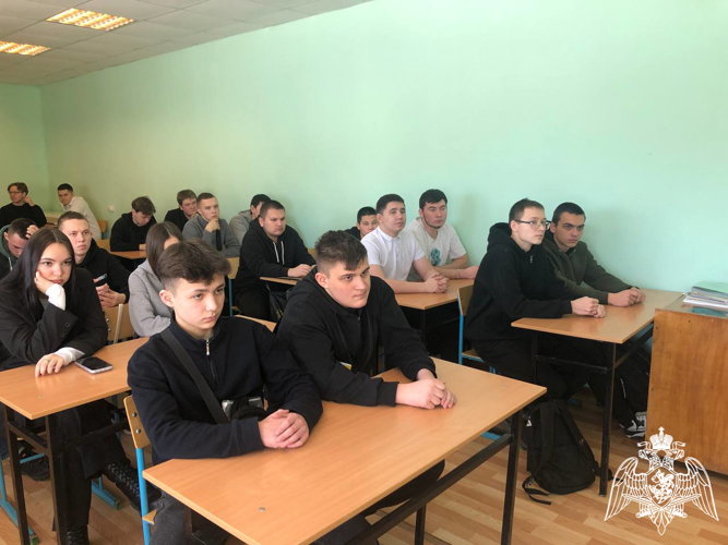 Сотрудники вневедомственной охраны Росгвардии проводят уроки Мужества в образовательных учреждениях Чувашии