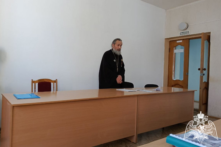 В отделе вневедомственной охраны Росгвардии по городу Чебоксары состоялась встреча со священнослужителем 