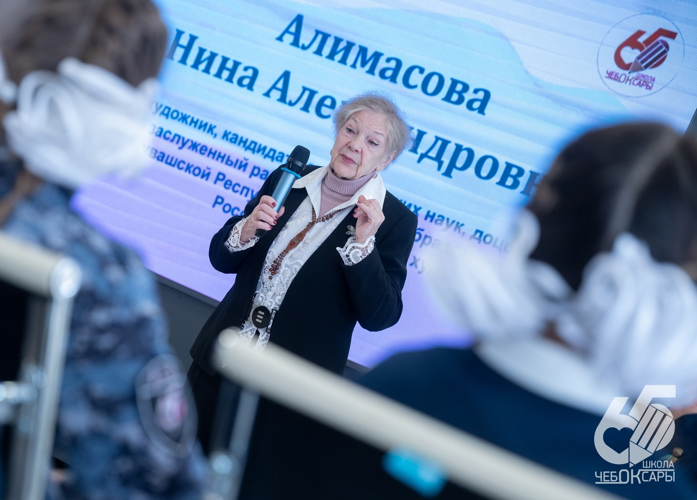 В Чебоксарах юные росгвардейцы встретились с известным художником Ниной Алимасовой