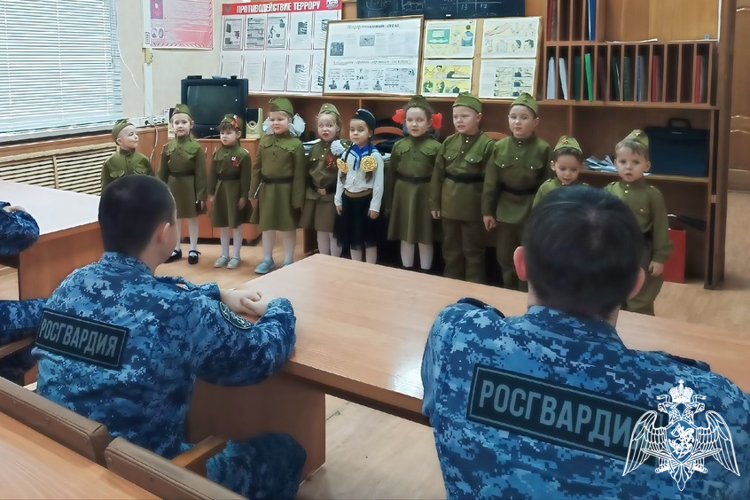 В Шумерле воспитанники детского сада поздравили сотрудников Росгвардии с Днем защитника Отечества