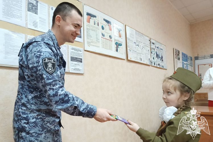 В Шумерле воспитанники детского сада поздравили сотрудников Росгвардии с Днем защитника Отечества