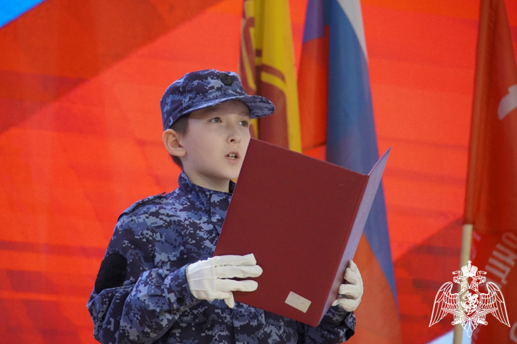 В Чебоксарах торжественную клятву произнесли юные росгвардейцы 65-й школы